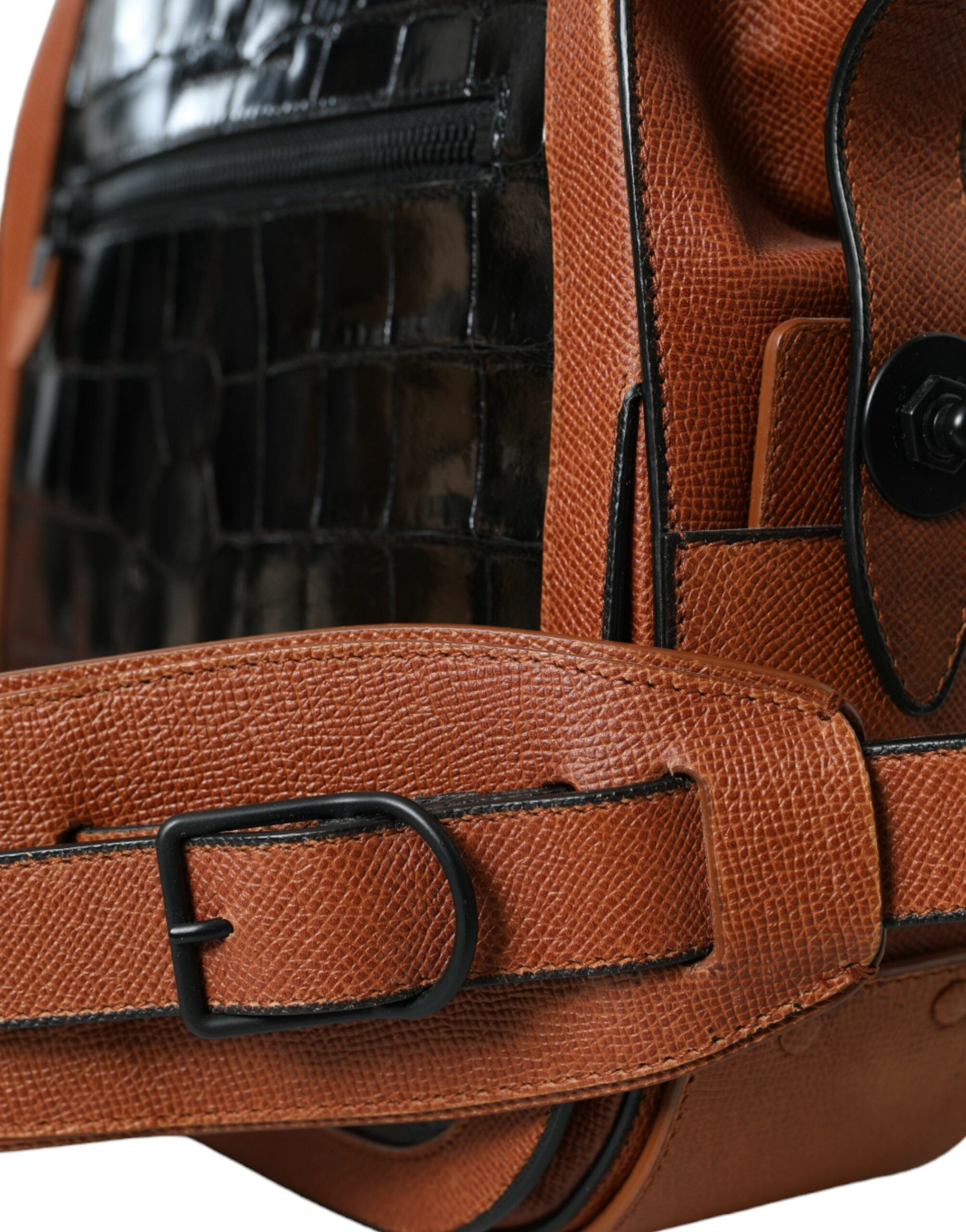 Sortbrun lodret crossbody-taske i eksotisk læder