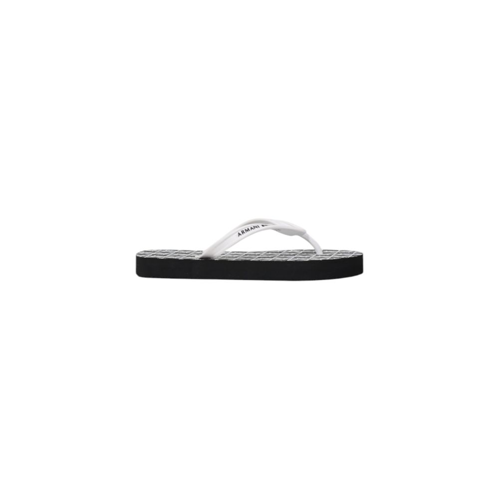 Sorte og hvide gummi-flip-flop-sandaler